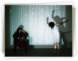 Foto: Improvisationsauftritt einer Künstlerin mit Corinna Eikmeier am Cello